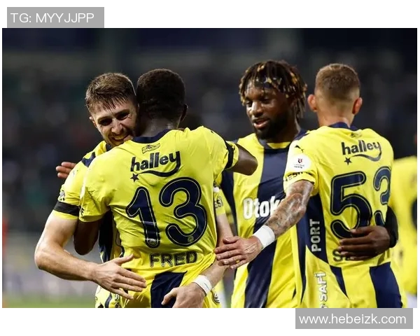 足球明星化身老太太挑战街头足球技艺引发热议与欢笑