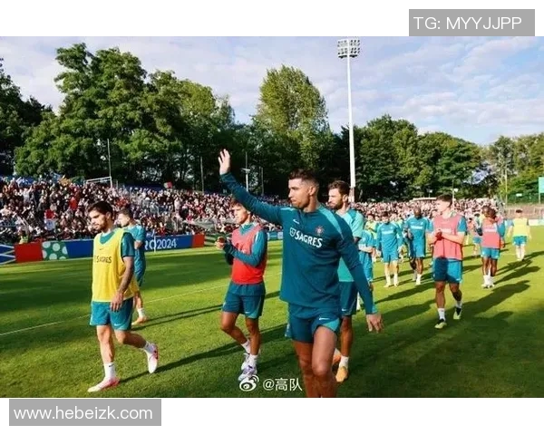 足球明星签名背后的感人故事与温暖瞬间分享 足球明星签名背后的感人故事与温暖瞬间分享